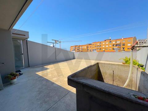 Apartamento T4 com terraço e box fechada em S. Mamede Infesta