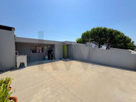 Apartamento T4 com terraço e box fechada em S. Mamede Infesta