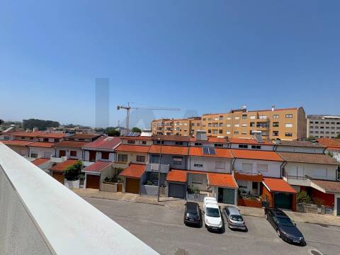 Apartamento T4 com terraço e box fechada em S. Mamede Infesta