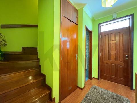 Apartamento T4 com terraço e box fechada em S. Mamede Infesta