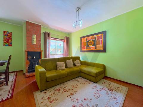 Apartamento T4 com terraço e box fechada em S. Mamede Infesta