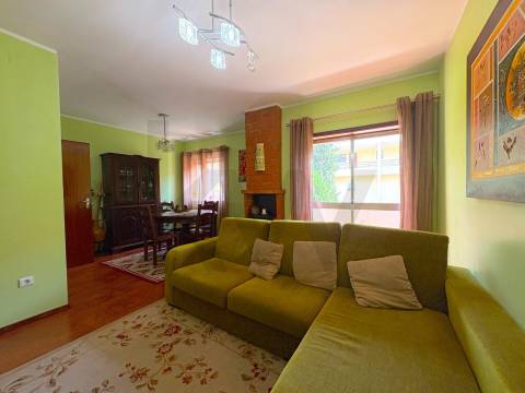 Apartamento T4 com terraço e box fechada em S. Mamede Infesta