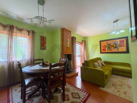 Apartamento T4 com terraço e box fechada em S. Mamede Infesta