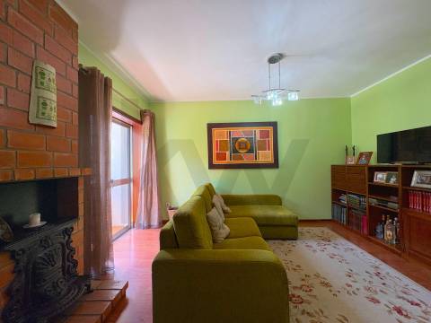 Apartamento T4 com terraço e box fechada em S. Mamede Infesta