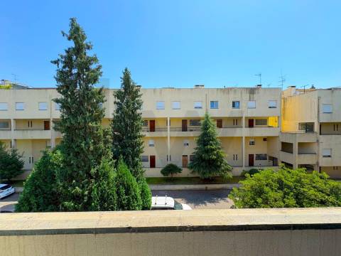 Apartamento T4 com terraço e box fechada em S. Mamede Infesta