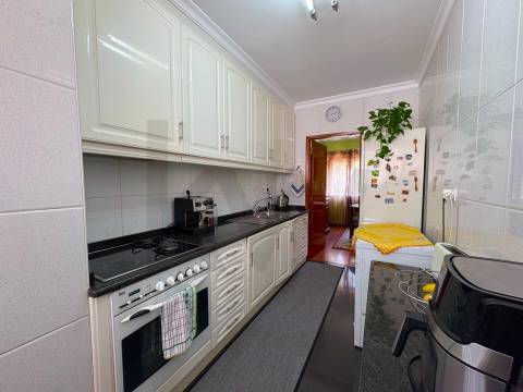 Apartamento T4 com terraço e box fechada em S. Mamede Infesta