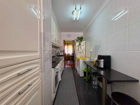 Apartamento T4 com terraço e box fechada em S. Mamede Infesta