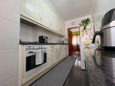 Apartamento T4 com terraço e box fechada em S. Mamede Infesta