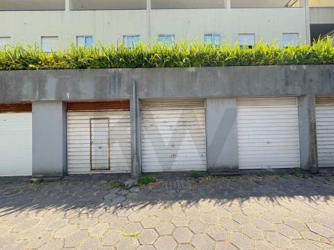 Apartamento T4 com terraço e box fechada em S. Mamede Infesta