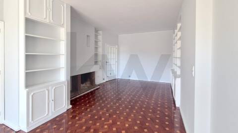 Arrenda-se Amplo T3 com Varandas e Excelente Localização