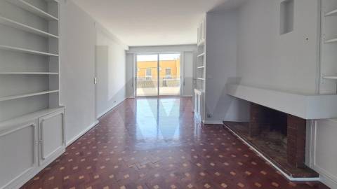 Arrenda-se Amplo T3 com Varandas e Excelente Localização