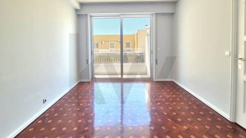 Arrenda-se Amplo T3 com Varandas e Excelente Localização