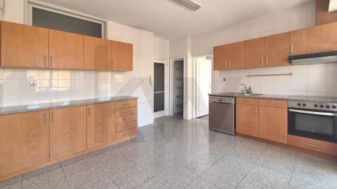 Arrenda-se Amplo T3 com Varandas e Excelente Localização