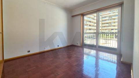 Arrenda-se Amplo T3 com Varandas e Excelente Localização