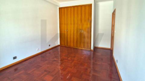 Arrenda-se Amplo T3 com Varandas e Excelente Localização