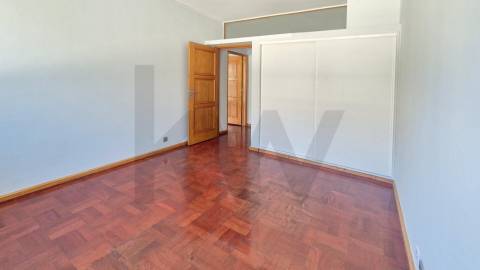 Arrenda-se Amplo T3 com Varandas e Excelente Localização