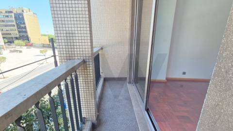 Arrenda-se Amplo T3 com Varandas e Excelente Localização