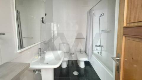 Arrenda-se Amplo T3 com Varandas e Excelente Localização