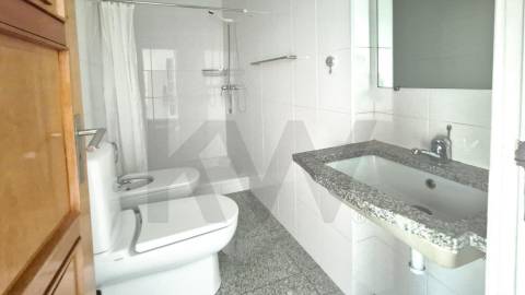 Arrenda-se Amplo T3 com Varandas e Excelente Localização