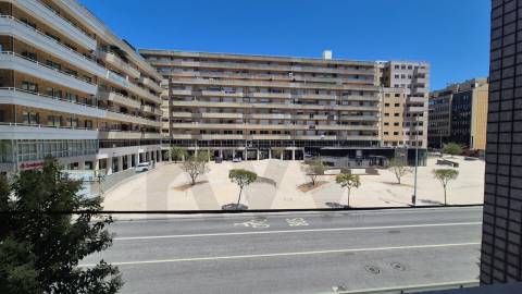 Arrenda-se Amplo T3 com Varandas e Excelente Localização