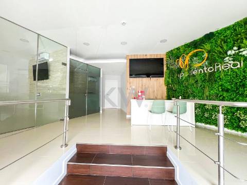 Loja ampla  junto a Santo Ovídeo, Metro