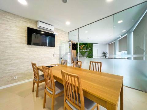 Loja ampla  junto a Santo Ovídeo, Metro