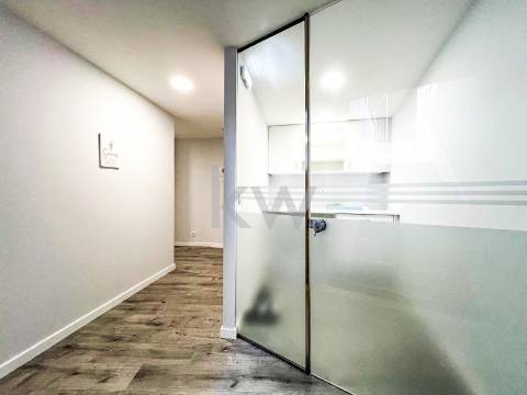 Loja ampla  junto a Santo Ovídeo, Metro