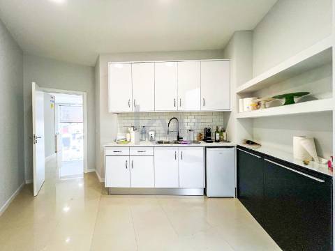 Loja ampla  junto a Santo Ovídeo, Metro