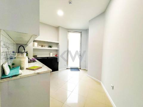 Loja ampla  junto a Santo Ovídeo, Metro