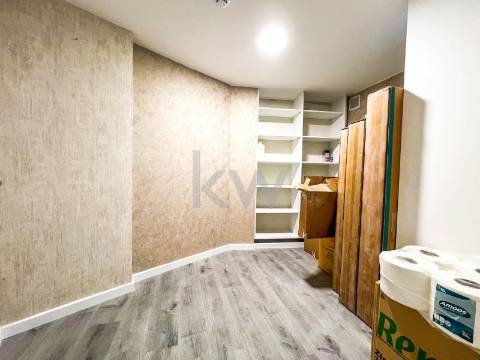 Loja ampla  junto a Santo Ovídeo, Metro