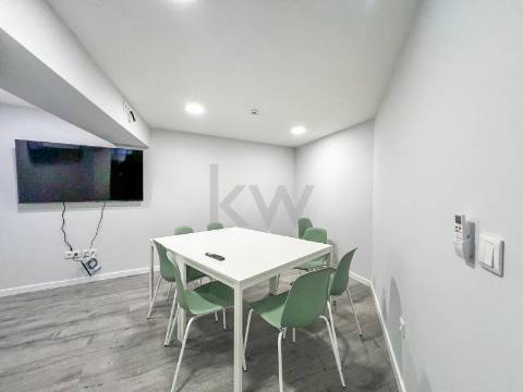 Loja ampla  junto a Santo Ovídeo, Metro