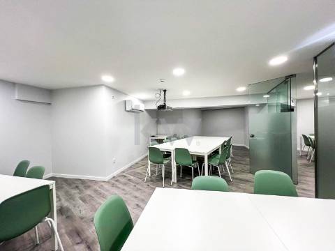 Loja ampla  junto a Santo Ovídeo, Metro