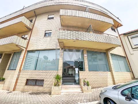 Loja ampla  junto a Santo Ovídeo, Metro