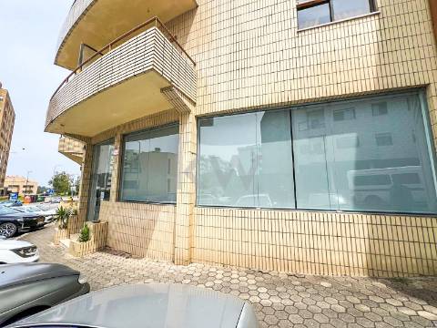 Loja ampla  junto a Santo Ovídeo, Metro