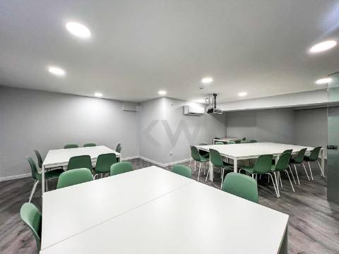 Loja ampla  junto a Santo Ovídeo, Metro