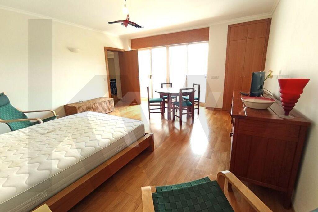 T0 Duplex, mobilado, com varandas, garagem e arrumos, na Boavista, ao lado do estádio do Bessa