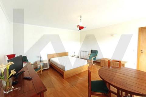 T0 Duplex, mobilado, com varandas, garagem e arrumos, na Boavista, ao lado do estádio do Bessa