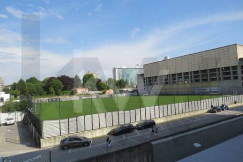 T0 Duplex, mobilado, com varandas, garagem e arrumos, na Boavista, ao lado do estádio do Bessa