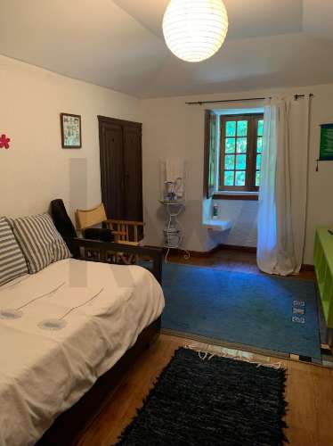 Quintinha com Duas Casas Centenárias em Pedra 