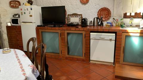 Quintinha com Duas Casas Centenárias em Pedra 