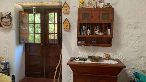 Quintinha com Duas Casas Centenárias em Pedra 