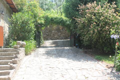 Quintinha com Duas Casas Centenárias em Pedra 