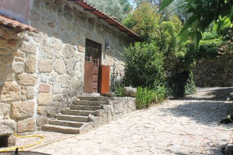 Quintinha com Duas Casas Centenárias em Pedra 