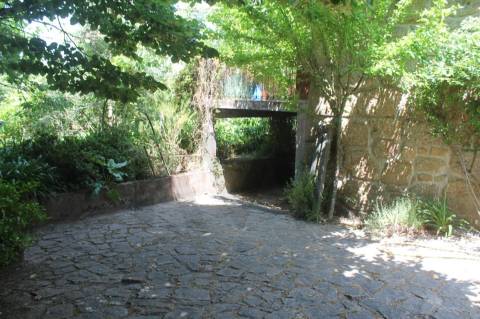 Quintinha com Duas Casas Centenárias em Pedra 
