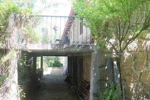 Quintinha com Duas Casas Centenárias em Pedra 