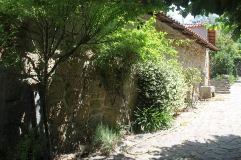 Quintinha com Duas Casas Centenárias em Pedra 