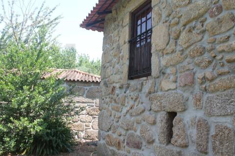 Quintinha com Duas Casas Centenárias em Pedra 