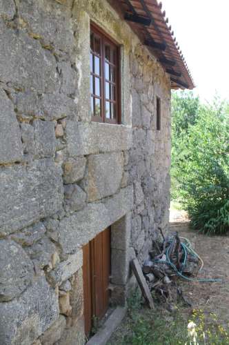 Quintinha com Duas Casas Centenárias em Pedra 