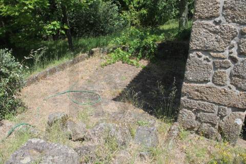 Quintinha com Duas Casas Centenárias em Pedra 