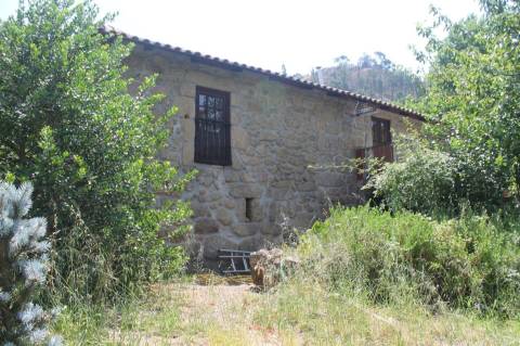 Quintinha com Duas Casas Centenárias em Pedra 